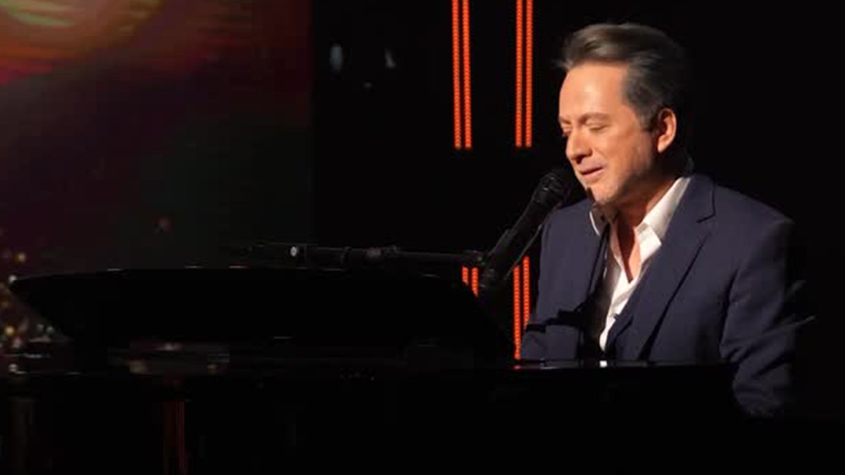 MTVLebanon's tweet photo. مؤتمر صحافي لمروان خوري في جامعة سيدة اللويزة استعدادًا لحفلة 15 حزيران: "من أجل لبنان ومستقبل شبابه"!
https://t.co/ybzIPQuTHE
#mtvlebanon #mtvlebanonstars @iMarwanKhoury https://t.co/DNJb8I8MWC