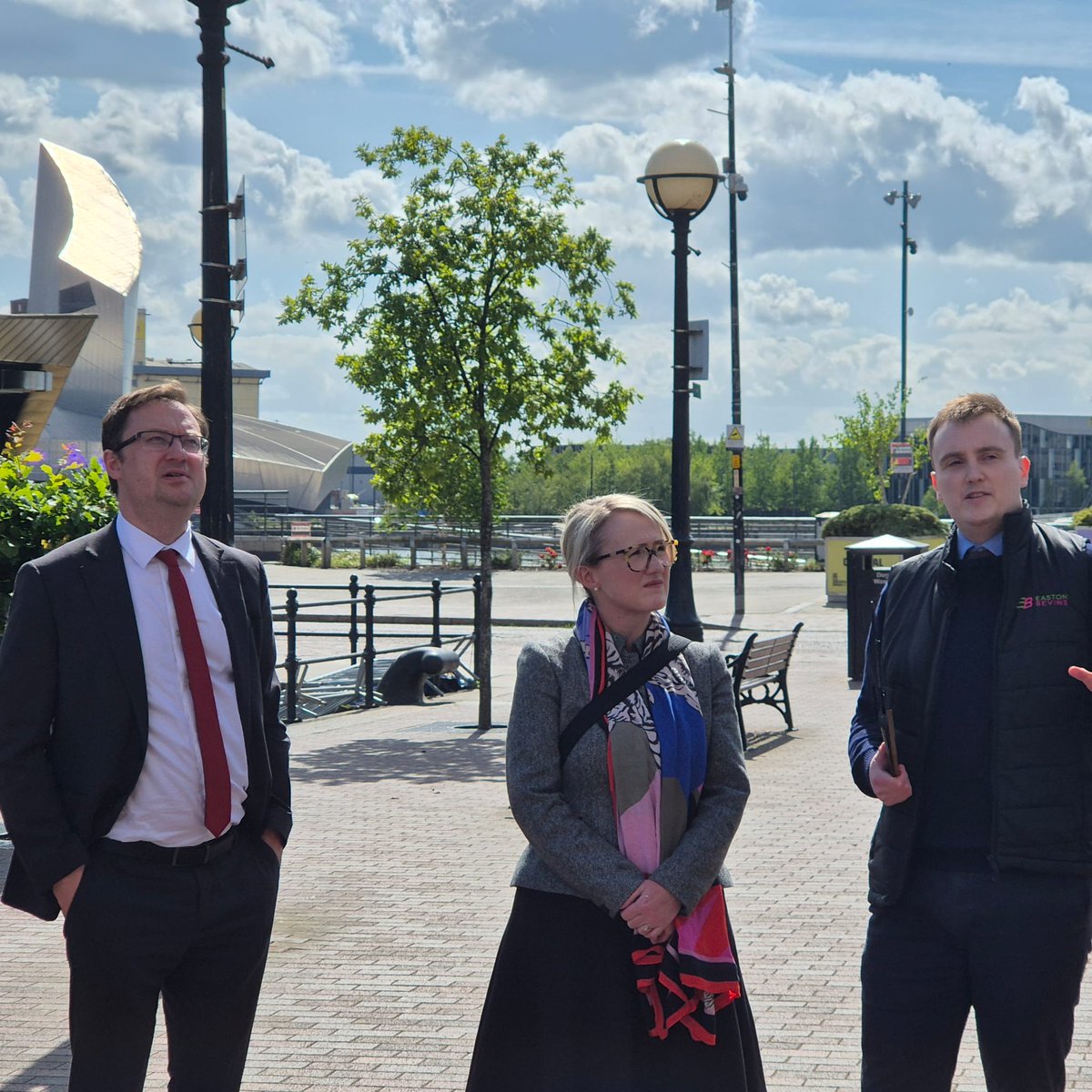 RLong_Bailey's tweet photo. Good to join @EOCS_Official, Building Safety Minister @AlexJJNorris, @salford_mayor Paul Dennett, Deputy GMCA Mayor @KateGreenSU, Homes England and City Lofts representatives to discuss cladding concerns raised by leaseholders in the Quays. (1/4) https://t.co/YGW3JoYvqg