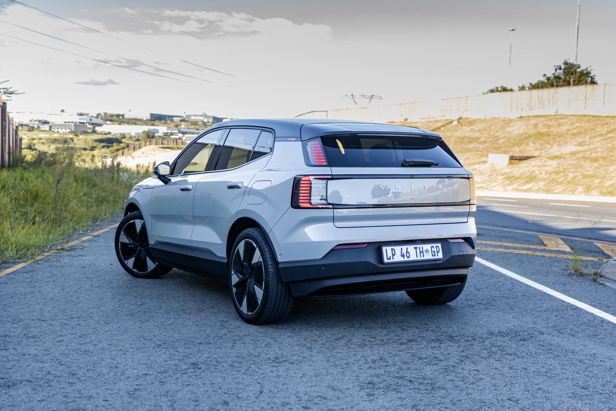 dbn_spotter's tweet image. Small SUV, big power. The Volvo EX30 Twin Motor Performance is quick, clean, and clever—one of the best EVs we’ve tested.

💥 0–100km/h in 3.6s
🔋 400km real-world range
👉 Full review here: bit.ly/3FhlYMK

#VolvoEX30 #EVreview #DBNSpotter