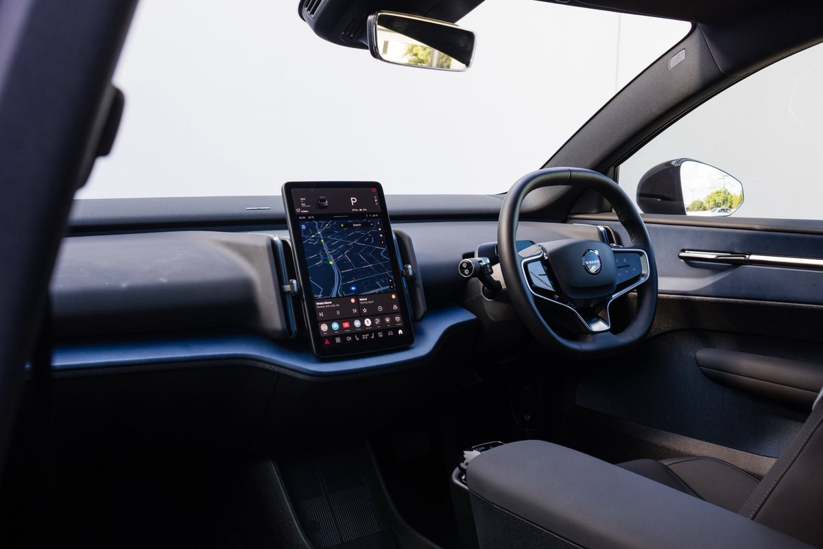 dbn_spotter's tweet image. Small SUV, big power. The Volvo EX30 Twin Motor Performance is quick, clean, and clever—one of the best EVs we’ve tested.

💥 0–100km/h in 3.6s
🔋 400km real-world range
👉 Full review here: bit.ly/3FhlYMK

#VolvoEX30 #EVreview #DBNSpotter