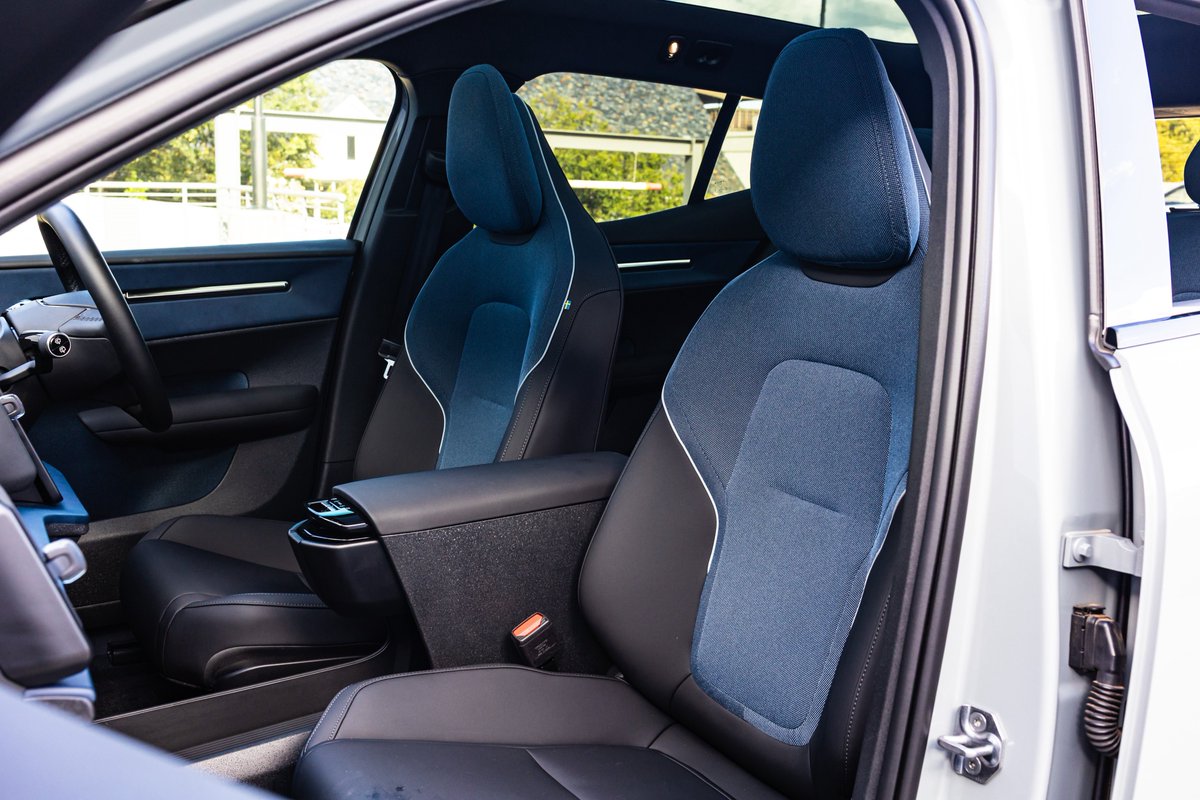 dbn_spotter's tweet image. Small SUV, big power. The Volvo EX30 Twin Motor Performance is quick, clean, and clever—one of the best EVs we’ve tested.

💥 0–100km/h in 3.6s
🔋 400km real-world range
👉 Full review here: bit.ly/3FhlYMK

#VolvoEX30 #EVreview #DBNSpotter