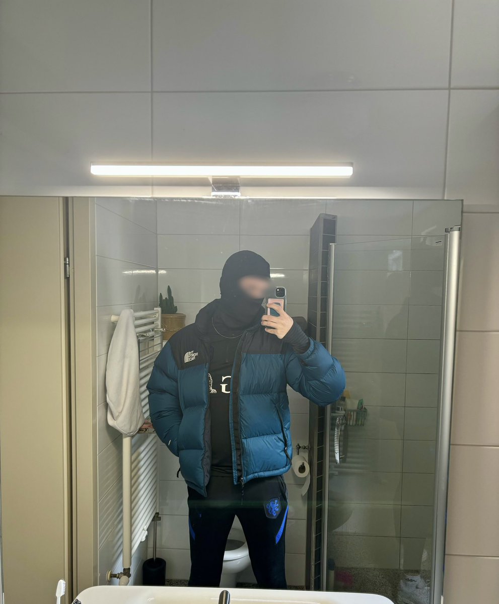 nlmasterruben's tweet image. What would you do if you saw me out on the street with this fit? 😉🫣

#findomnl #gay #chav #puffer #sockfetish #kiffeur #kiff