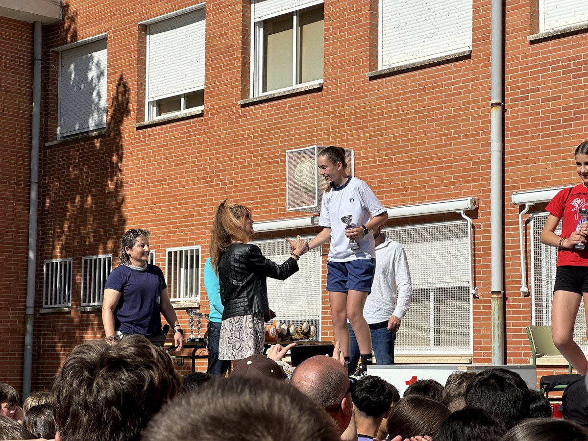 AytHumanes's tweet photo. 🏃‍♀️ Ayer celebramos el Cross Municipal del IES Humanes, con el apoyo de nuestros concejales de Deportes y Educación, que entregaron premios a l@s ganadores y ¡también al profesorado! 🏆👏
Una jornada llena de compañerismo y mucho deporte. https://t.co/f0gEDlkW0c