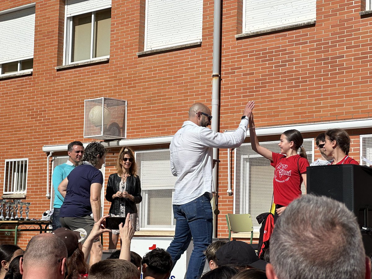 AytHumanes's tweet photo. 🏃‍♀️ Ayer celebramos el Cross Municipal del IES Humanes, con el apoyo de nuestros concejales de Deportes y Educación, que entregaron premios a l@s ganadores y ¡también al profesorado! 🏆👏
Una jornada llena de compañerismo y mucho deporte. https://t.co/f0gEDlkW0c