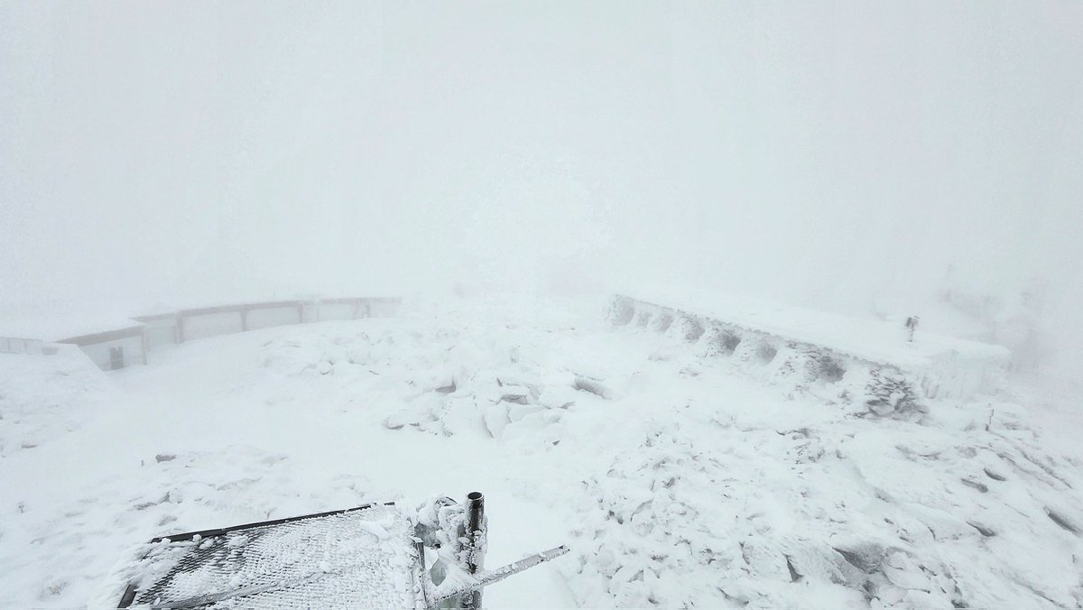 WXKnapper's tweet photo. Looking down from the @MWObs instrument tower after deicing this morning. About 6 inches of snow so far with more on the way; not too shabby for late May 😀

#nhwx #nh #mountains #snow #maysnow #winterinspring https://t.co/tLnga9R77x