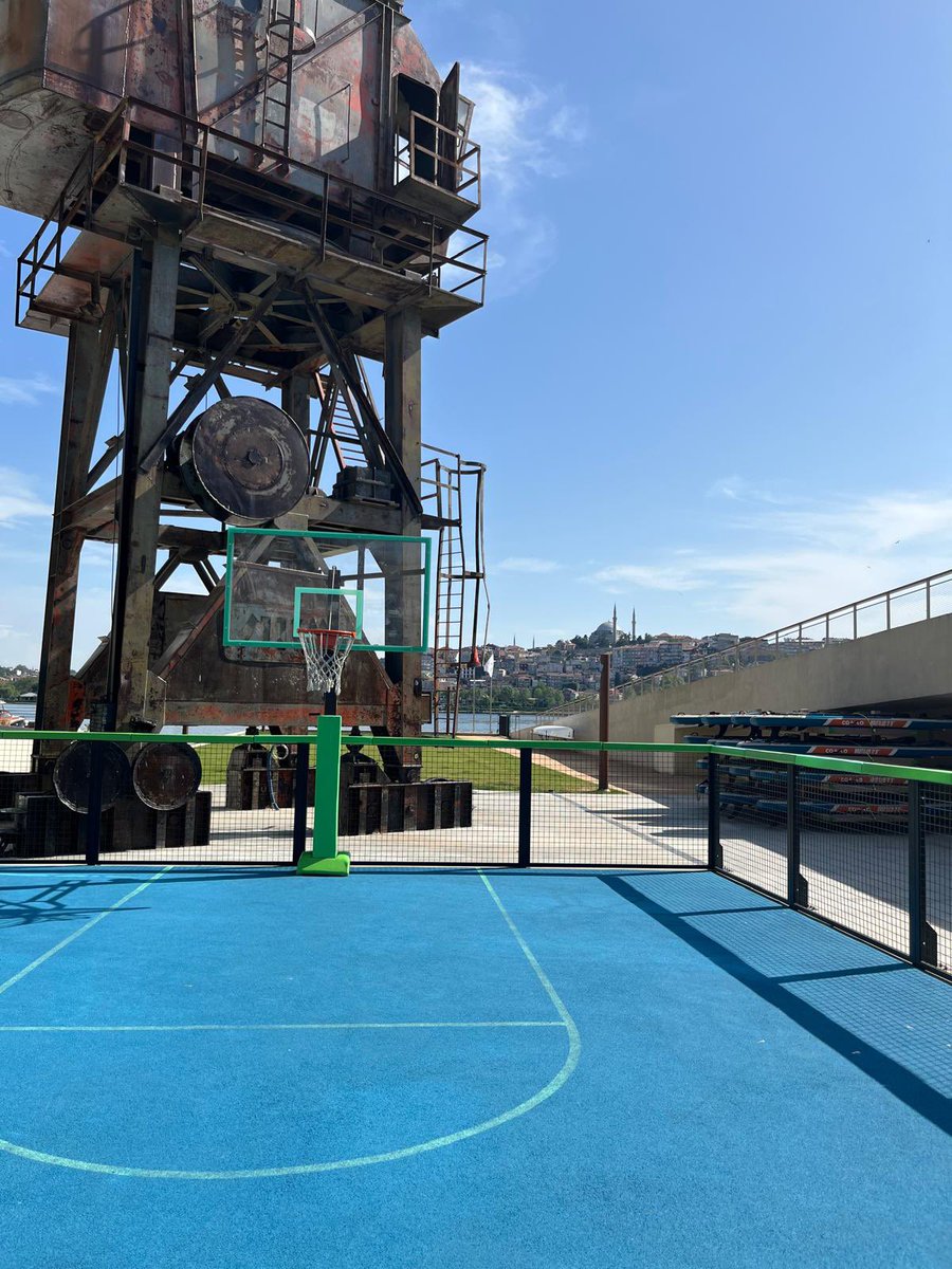 web3x3_'s tweet photo. Şu sahada olması gereken bir web3 takımı söyle. Bakalım bugünkü 4 takımdan birini bilebilecek misin? https://t.co/uqp3mozTeW