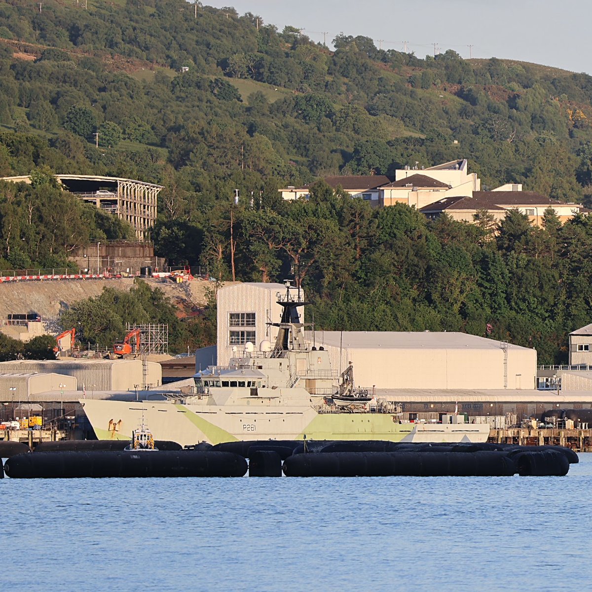 NavyLookout's tweet photo. 🇺🇸USS Thomas Hudson and USS Bulklely alongside in Faslane following exercise #FormidableShield25
(with @hms_tyne)
Via @wolfie250 https://t.co/IkWD50Wggv