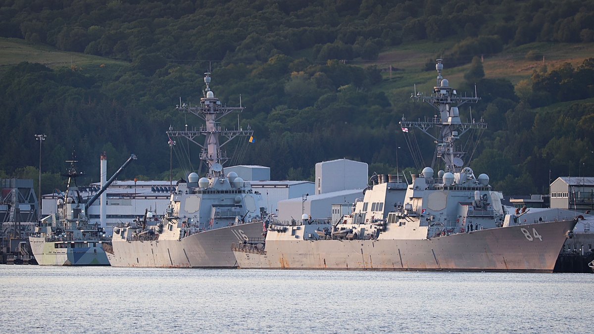 NavyLookout's tweet photo. 🇺🇸USS Thomas Hudson and USS Bulklely alongside in Faslane following exercise #FormidableShield25
(with @hms_tyne)
Via @wolfie250 https://t.co/IkWD50Wggv