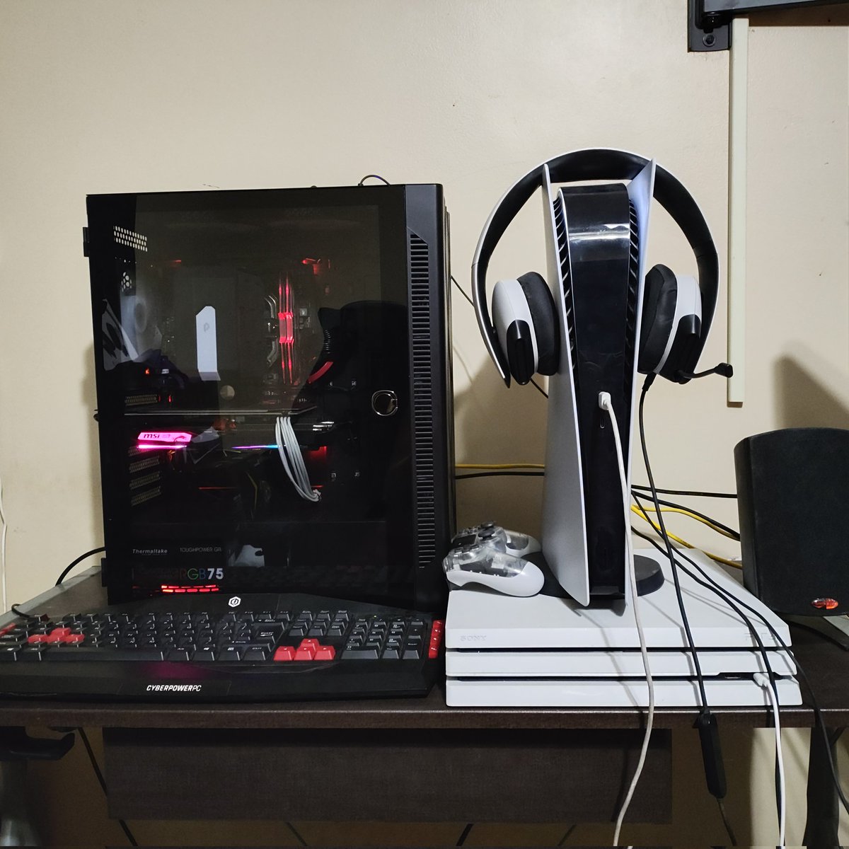 ReaperHackz's tweet photo. Second streaming PC is setup and running might do a test stream tomorrow been up so many hours getting this to work the build was the easy part 😂
#Tech #pc #dualsetup #gameing #streaming #gameingpc https://t.co/al94DHxLhn