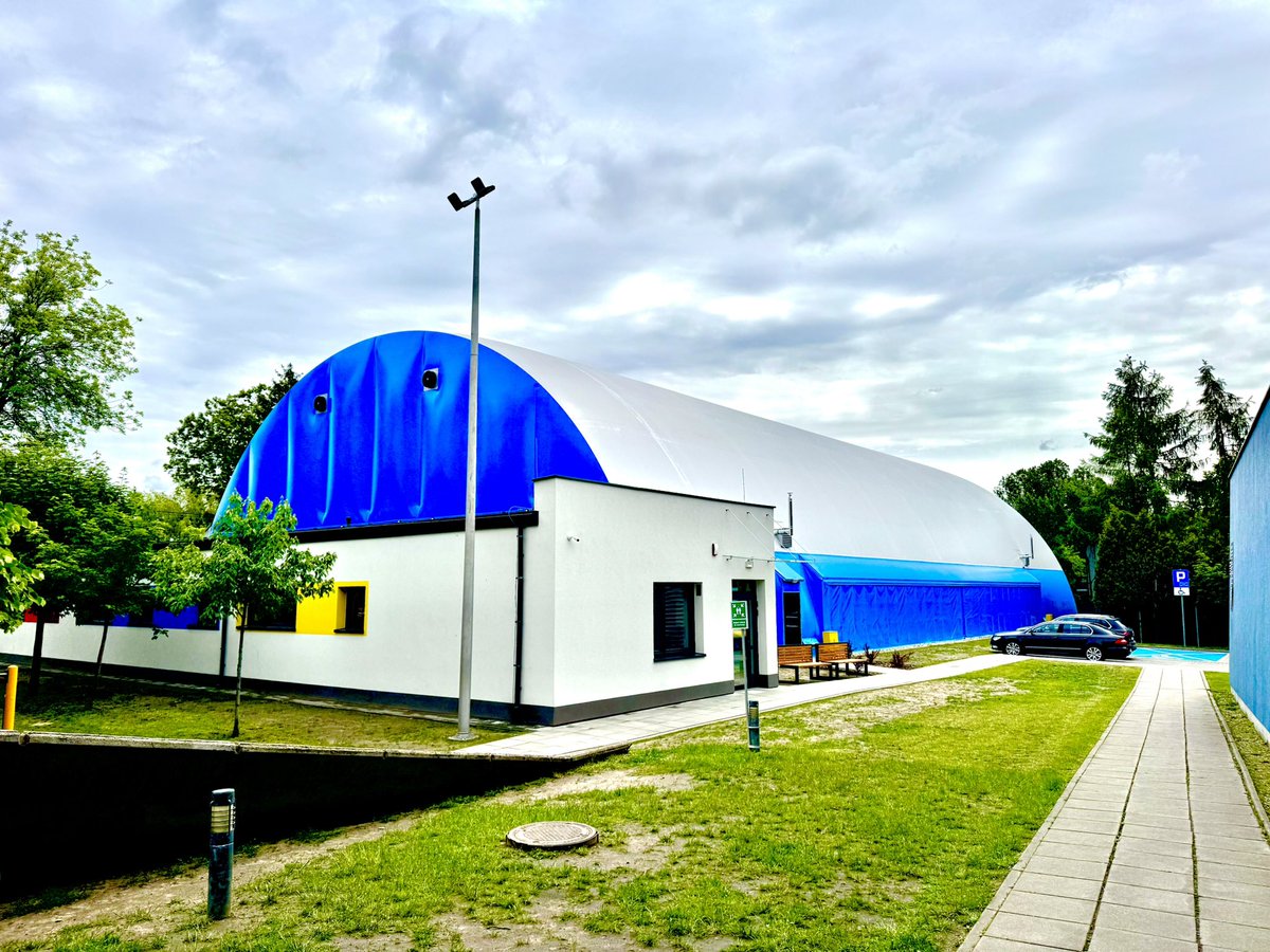 ksipiera's tweet photo. Dziś otwarto nowoczesną halę sportową przy SP 1 w Pruszkowie!
To inwestycja, którą w poprzedniej kadencji rozpoczęliśmy od projektu, przez pozwolenie, dofinansowanie i start budowy.
Teraz służy mieszkańcom – jako przestrzeń sportu, pasji i integracji. https://t.co/sZisa7K0d4