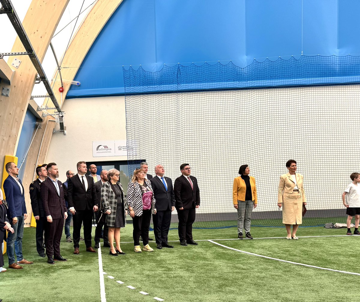 ksipiera's tweet photo. Dziś otwarto nowoczesną halę sportową przy SP 1 w Pruszkowie!
To inwestycja, którą w poprzedniej kadencji rozpoczęliśmy od projektu, przez pozwolenie, dofinansowanie i start budowy.
Teraz służy mieszkańcom – jako przestrzeń sportu, pasji i integracji. https://t.co/sZisa7K0d4