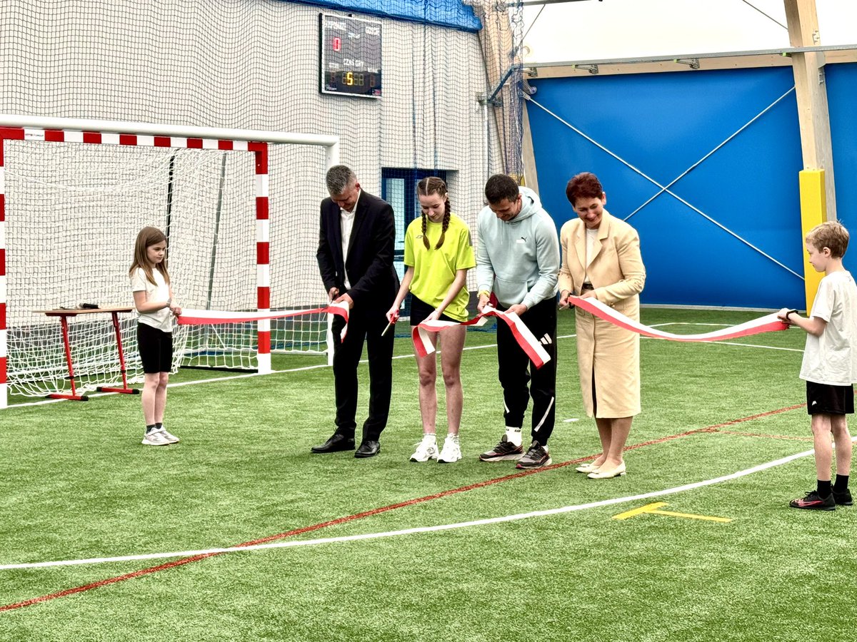 ksipiera's tweet photo. Dziś otwarto nowoczesną halę sportową przy SP 1 w Pruszkowie!
To inwestycja, którą w poprzedniej kadencji rozpoczęliśmy od projektu, przez pozwolenie, dofinansowanie i start budowy.
Teraz służy mieszkańcom – jako przestrzeń sportu, pasji i integracji. https://t.co/sZisa7K0d4