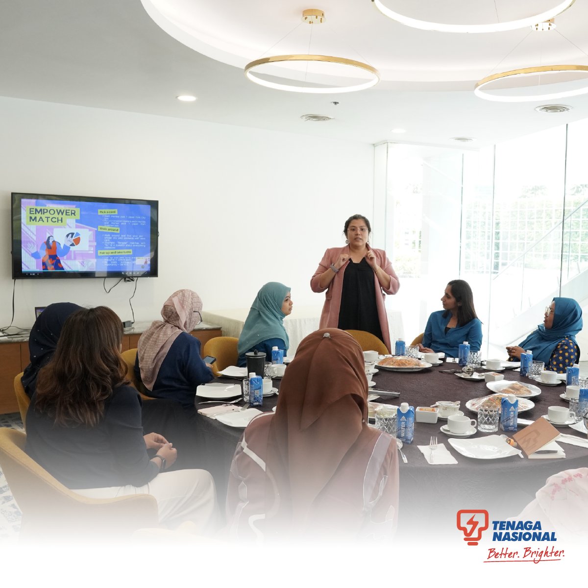Tenaga_Nasional's tweet photo. TNB Women in Energy Network (TWiEN) kini melangkah setapak lagi dengan pelancaran Program Mentoring EmpowerHer — inisiatif di bawah Capability Building Workstream untuk memperkasa kerjaya dan kepimpinan wanita di TNB.

Gabungan 5 pemimpin wanita dan 14 mentee terpilih akan melalui perjalanan 6 bulan yang menumpukan kepada bimbingan, hala tuju dan sokongan.

Majlis suai kenal yang bertemakan “Meet, Mingle & Mentor” menjadi pembuka tirai yang penuh mesra dan inspirasi untuk memulakan perjalanan bermakna ini. Ini merupakan salah satu komitmen TNB untuk membina persekitaran kerja yang inklusif dan menyokong kepimpinan wanita dalam industri tenaga.

#BetterBrighter