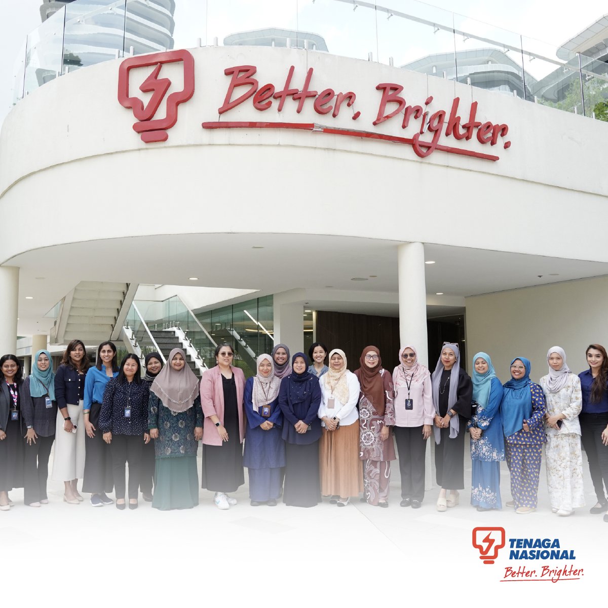 Tenaga_Nasional's tweet photo. TNB Women in Energy Network (TWiEN) kini melangkah setapak lagi dengan pelancaran Program Mentoring EmpowerHer — inisiatif di bawah Capability Building Workstream untuk memperkasa kerjaya dan kepimpinan wanita di TNB.

Gabungan 5 pemimpin wanita dan 14 mentee terpilih akan melalui perjalanan 6 bulan yang menumpukan kepada bimbingan, hala tuju dan sokongan.

Majlis suai kenal yang bertemakan “Meet, Mingle & Mentor” menjadi pembuka tirai yang penuh mesra dan inspirasi untuk memulakan perjalanan bermakna ini. Ini merupakan salah satu komitmen TNB untuk membina persekitaran kerja yang inklusif dan menyokong kepimpinan wanita dalam industri tenaga.

#BetterBrighter