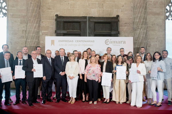 presscamaraVLC's tweet photo. @camara_valencia reconoce en la Lonja la trayectoria centenaria de 26 empresas, https://t.co/MEV7aEPQNI https://t.co/A9Vv7t1Lpl