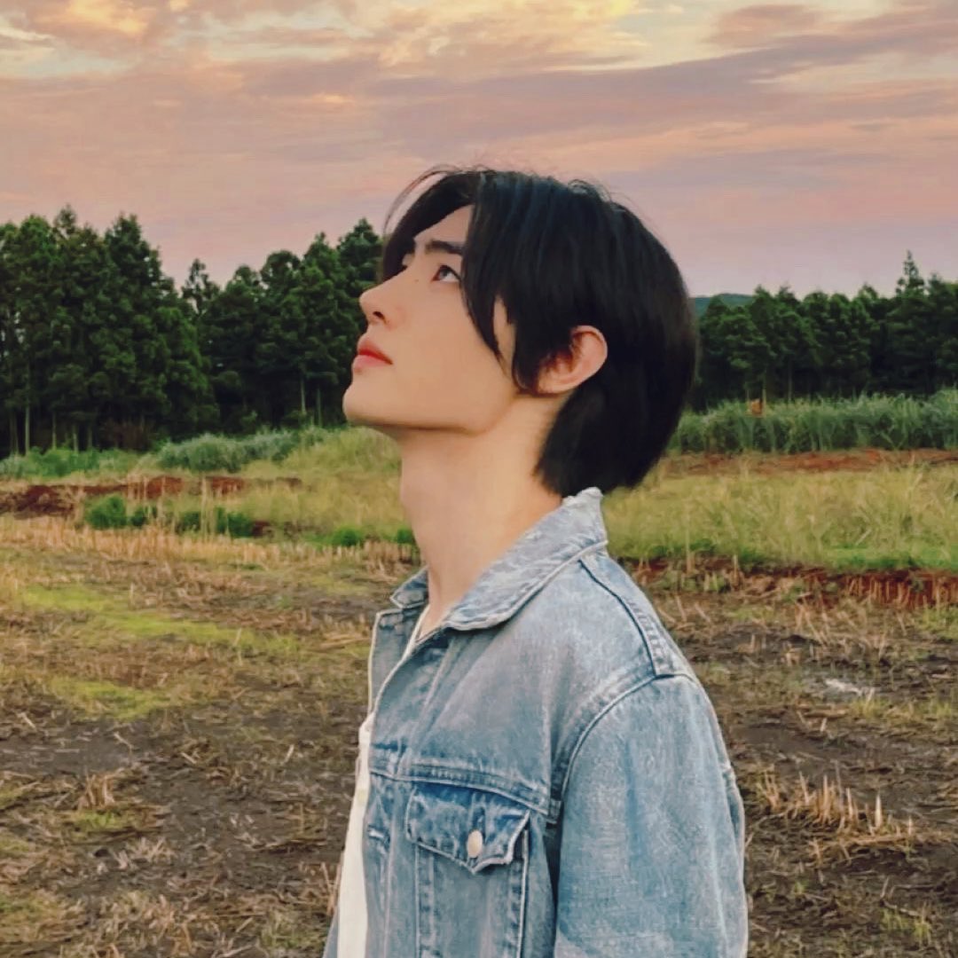 right where you left me 
— sunsun commisioned au 

five years after going their separate ways, atlas (sh) is a box-office star and riven (sn) is achieving dreams in new york. but despite the fame and distance, atlas can’t forget the one name that still lingers—riven grey kim.
