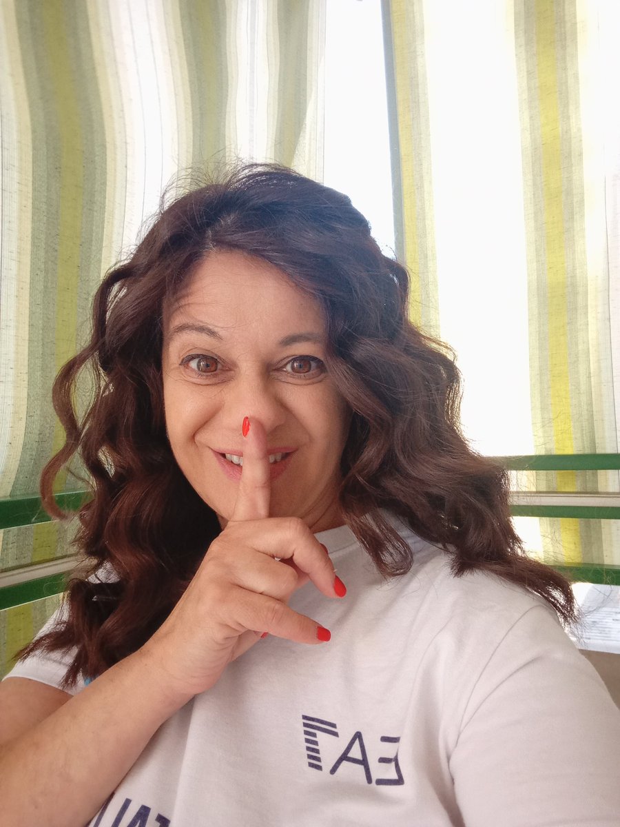 nilvettirosaria's tweet photo. Shhhhhh........
#ForzaNapoliSempre #NapoliCagliari #SaroconTe https://t.co/CtJmob7g6j