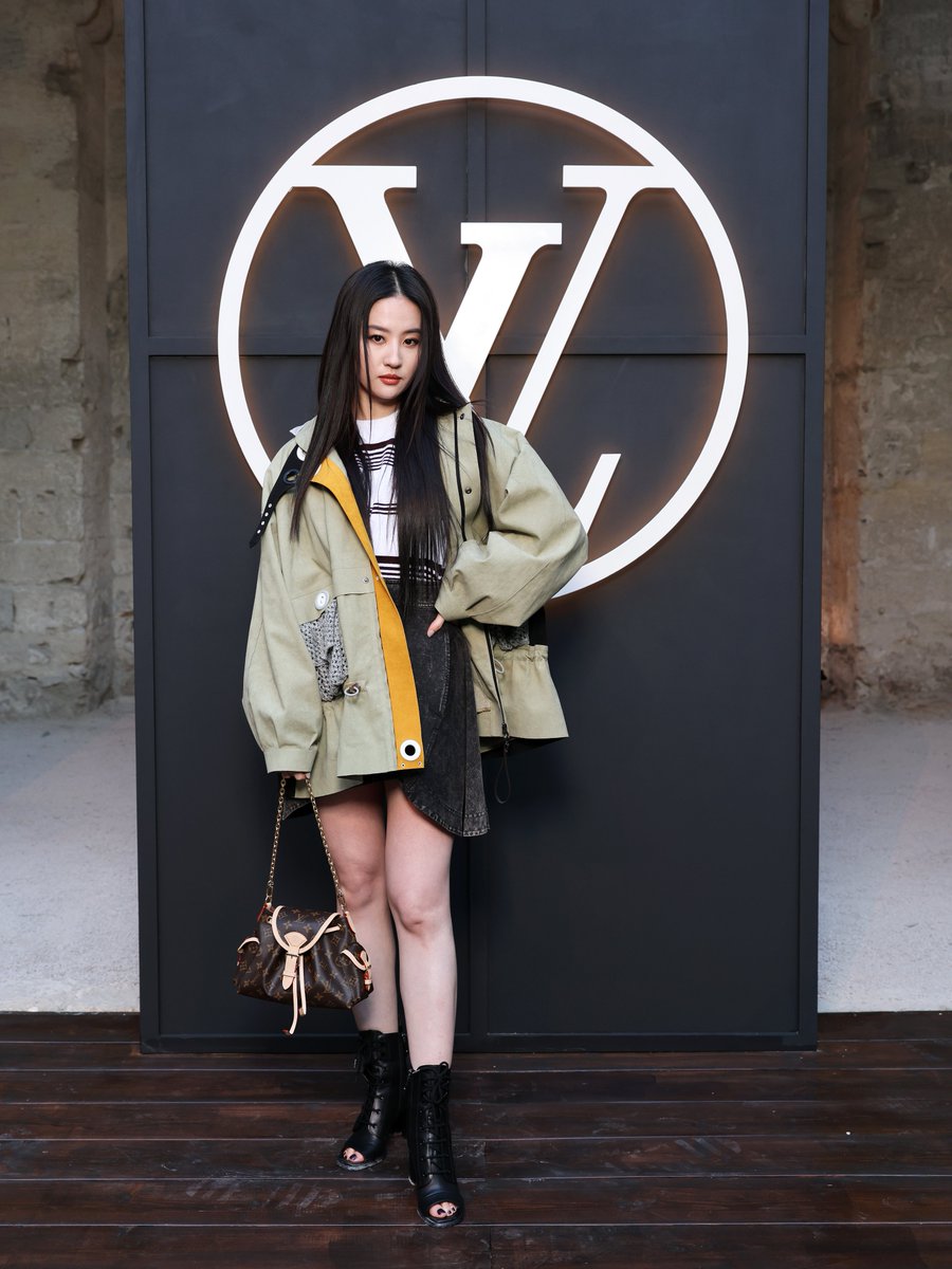 mintmag_th's tweet photo. ส่งอีกเฟรมจึ้งของสาว #ญาญ่าอุรัสยา #LiuYifei House Ambassador ของ #LouisVuitton ภายในงานแฟชั่นโชว์ LV Cruise 2026 ที่จัดขึ้นเมื่อค่ำคืนที่ผ่านมา ณ ประเทศฝรั่งเศส เรียกว่ามาสวยคู่เลยทีเดียว 💚

#LVCRUISE26  
#LouisVuitton
#urassayas 
#MintNews https://t.co/kE6wxUL3Le