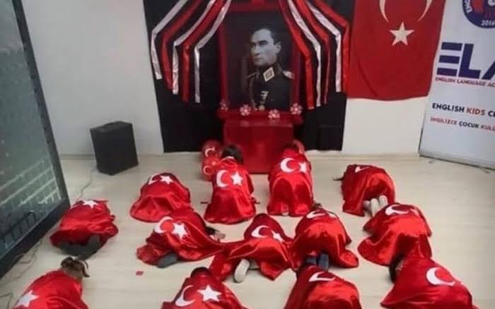 Nasıl da tapıyorlar, görüyor musunuz?

Eğer çocuklarımızı ve neslimizi okullardaki Kemalizm dayatmasından korumazsak, işte karşımıza çıkan manzara bu olur! Unutmayın, Kemalizm bir dindir!