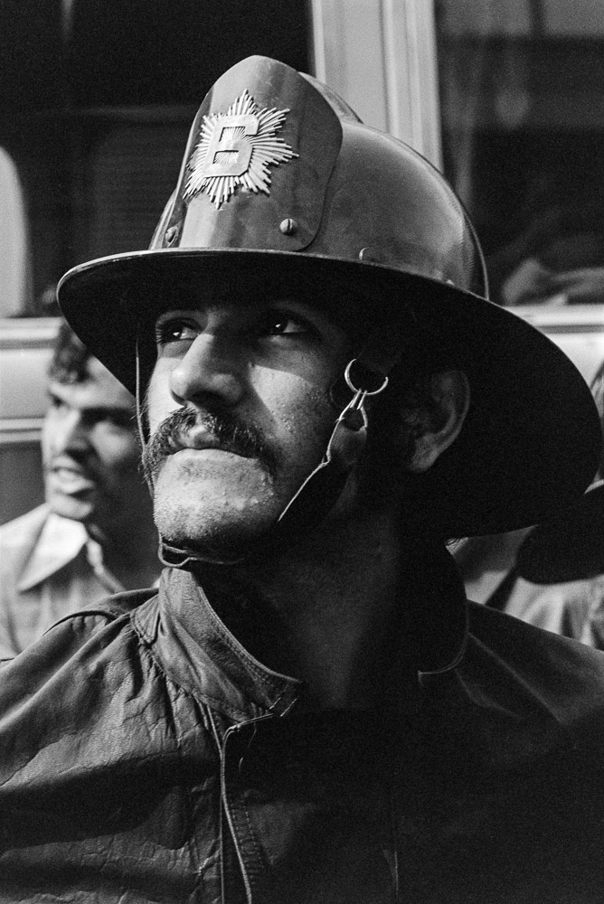 Santiago de Chile. Febrero de 1974. El Banco Nacional del Trabajo fue destruido. Esta era la vista desde arriba. Ese día fotografié caras buenas, caras fuertes. Combatir incendios no está exento de peligros.