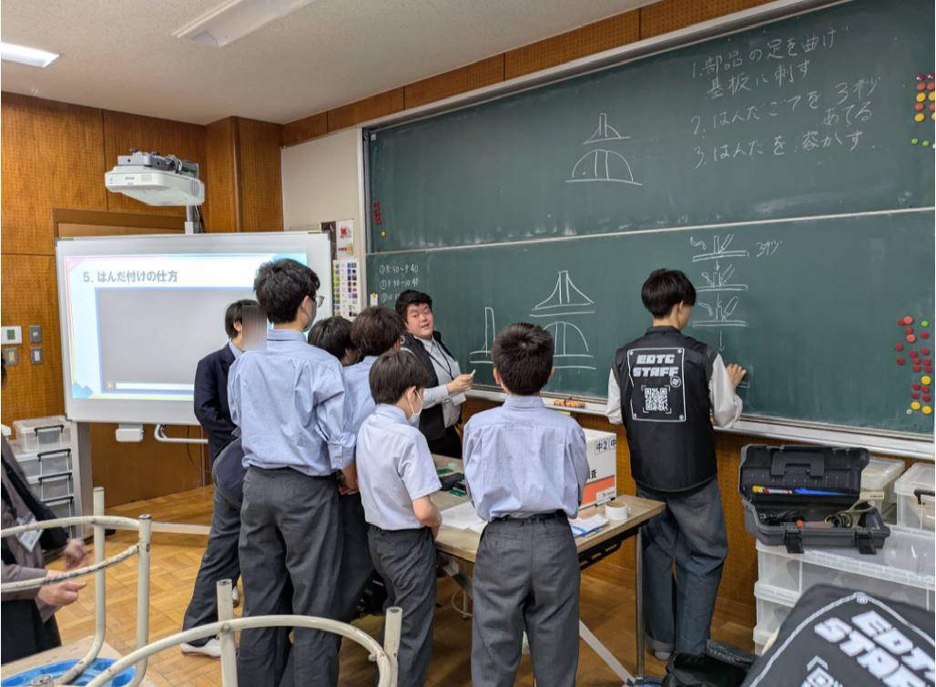 kait_edtc's tweet photo. 先週の第二回遊行塾の様子です。はんだ付けの作業が始まりました。
はんだ付けを初めてする生徒も多かったですが、授業が終わる頃には手慣れてきていた子が多かった様子でした。
この調子で、次回も頑張っていきましょう!#EDTC #神奈川工科大学 https://t.co/CSlqN6eJLb