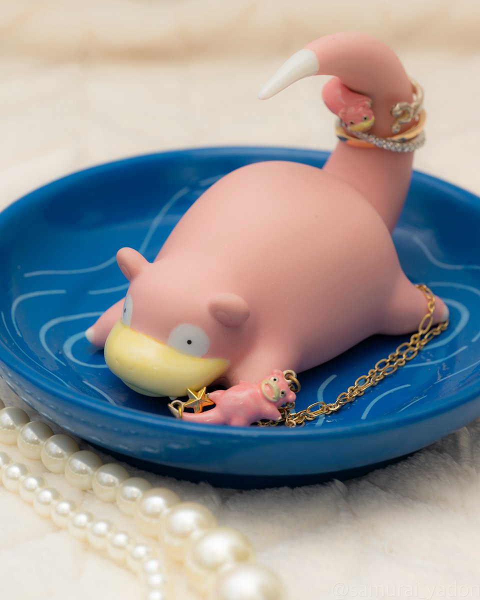 Pokémon Center US 
Slowpoke Pokémon Home Accents Ceramic Ring Dish やぁん！
陶磁器製のヤドンが可愛すぎるやぁん！