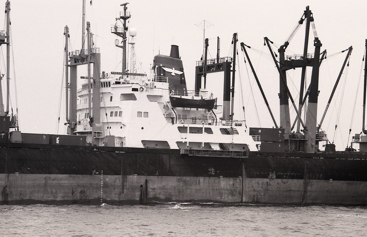 panamaru2's tweet photo. 懐かしい #APL 在来型貨物船
#PRESIDENT_CLEVELAND #IMO6916873 b-1969
写真は 横浜航路に入る #PRESIDENT_CLEVELAND です 本船は元々 #American_Mail_Line 向けに #Newport_News_Shipbuilding で5隻建造された #C5_S_75a クラス貨物船の #AMERICAN_MAIL として竣工しました https://t.co/VPm0Hi5dXA