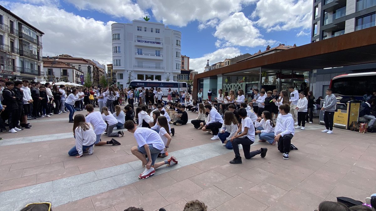iescastilla's tweet photo. Con un poco de retraso respecto a la fecha oficial, ayer celebramos junto al @iespolisoria Musiqueando 2025 🎼🪘🎸🥁🪗
La jornada de ayer salió de maravilla y disfrutamos de un día lleno de música, convivencia y sonrisas.
#musiqueando2025 #nosimportalamusica #CreandoFuturo https://t.co/wwtvyznLuW
