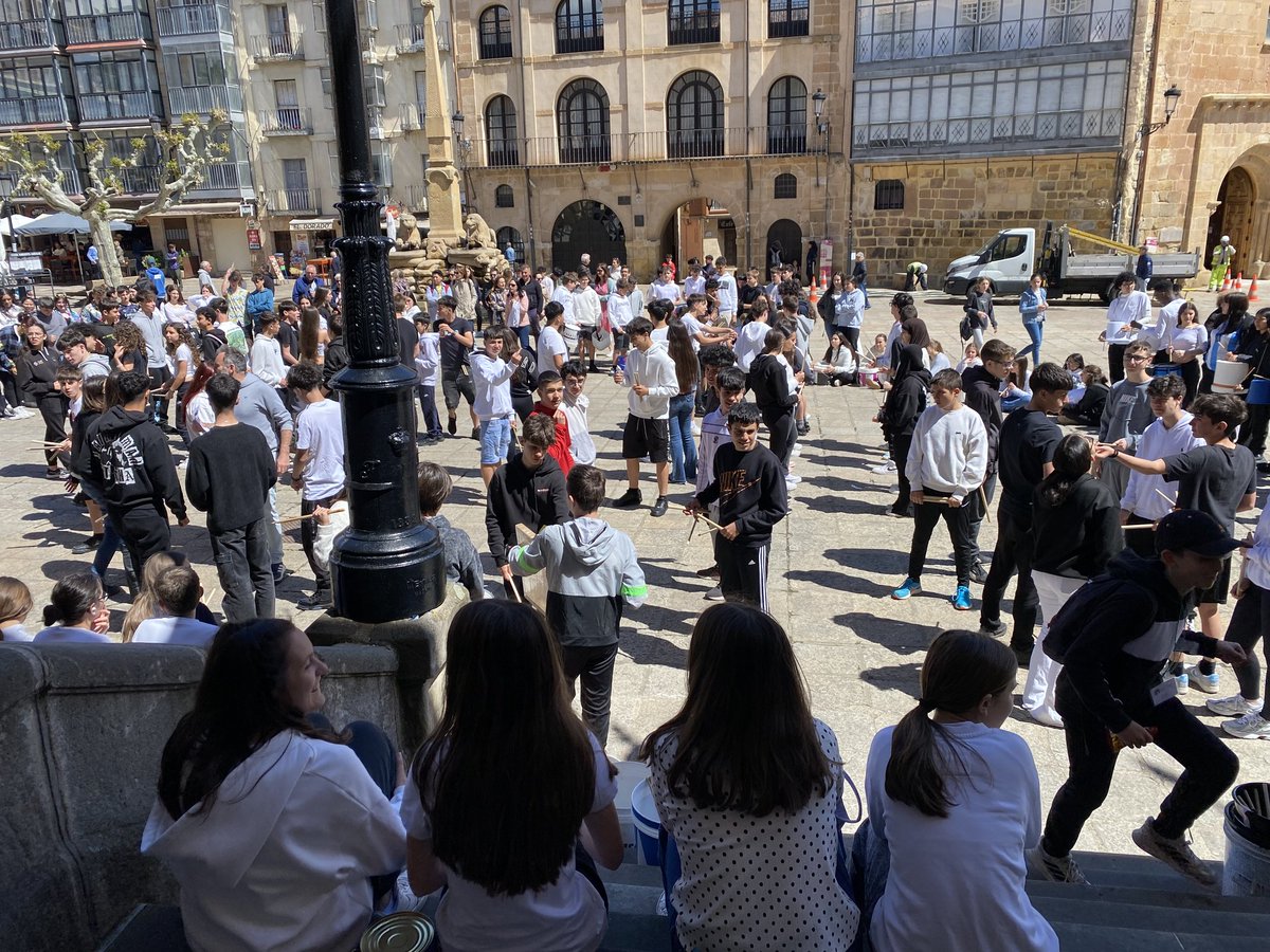 iescastilla's tweet photo. Con un poco de retraso respecto a la fecha oficial, ayer celebramos junto al @iespolisoria Musiqueando 2025 🎼🪘🎸🥁🪗
La jornada de ayer salió de maravilla y disfrutamos de un día lleno de música, convivencia y sonrisas.
#musiqueando2025 #nosimportalamusica #CreandoFuturo https://t.co/wwtvyznLuW