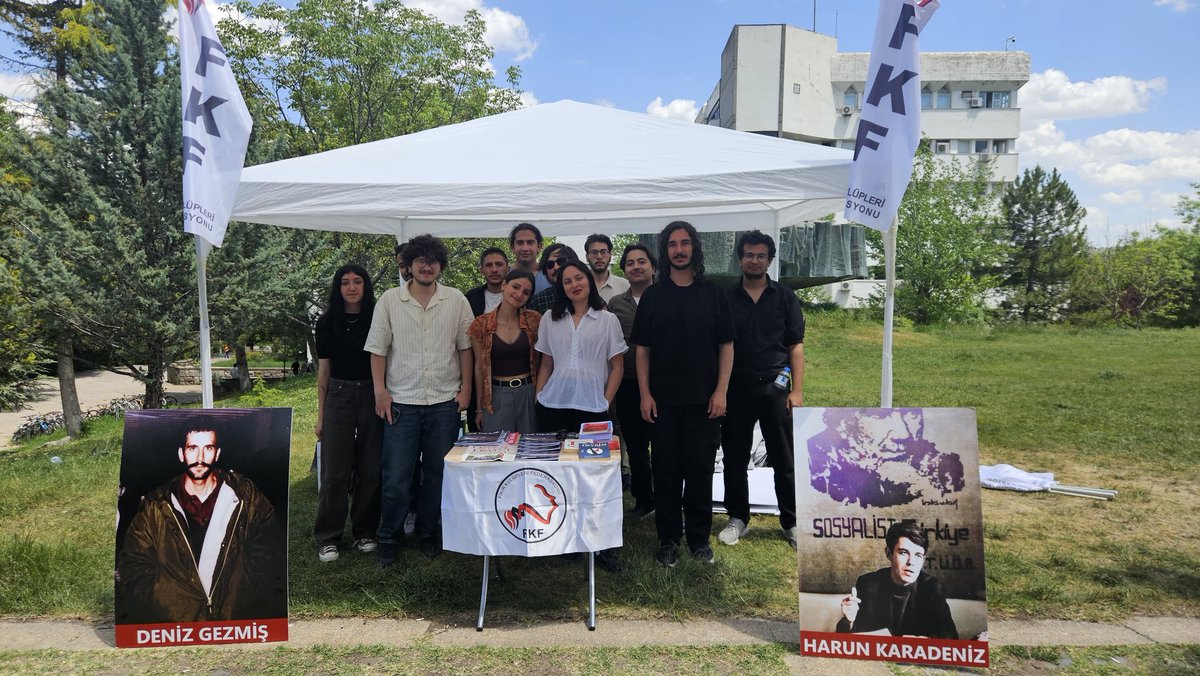 Fizik Çimleri'nde masamızdayız. 

ODTÜ’lü tüm sıra arkadaşlarımızı bu akşam 17.30'da eşitlik, özgürlük, devrim ve sosyalizm için Devrim Yürüyüşü'nde birlikte yürümeye çağırıyoruz.
