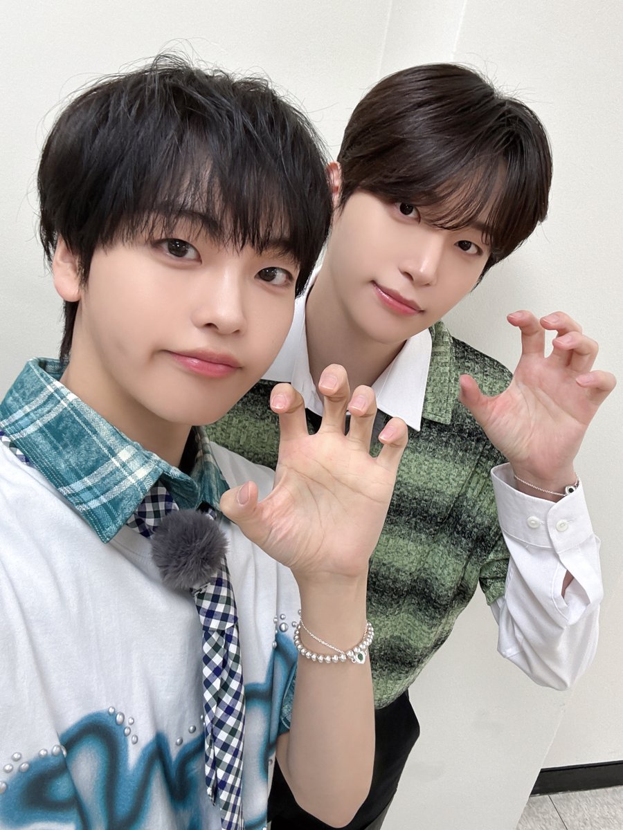 CRAVITYstarship's tweet photo. [📸]
#초록우산 #방과후음악시간
⠀
#CRAVITY #크래비티
#정모 #형준 https://t.co/SkvrAmjYUT