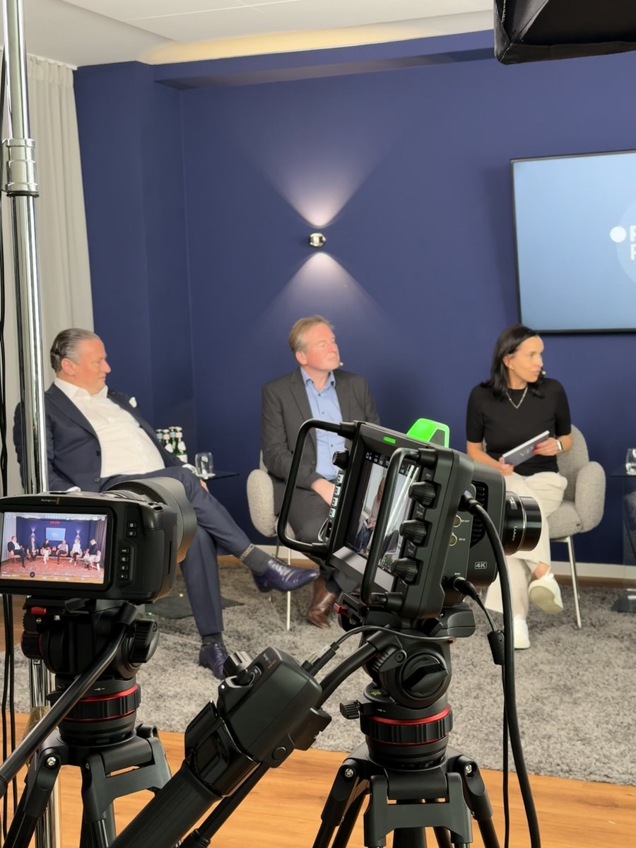 von_Poll's tweet photo. 🎬 BTS vom Presse Roundtable #1/2025 bei uns in Frankfurt!
Mit Top-Speakern von @ImmoScout24, @Europace, @iw_koeln und #VPFinance ging’s um Zinsen, Markttrends und Zukunft. Danke auch an alle zugeschalteten Journalisten für den spannenden Austausch!
#VONPOLLIMMOBILIEN #Roundtable https://t.co/4MYlGFiYXA