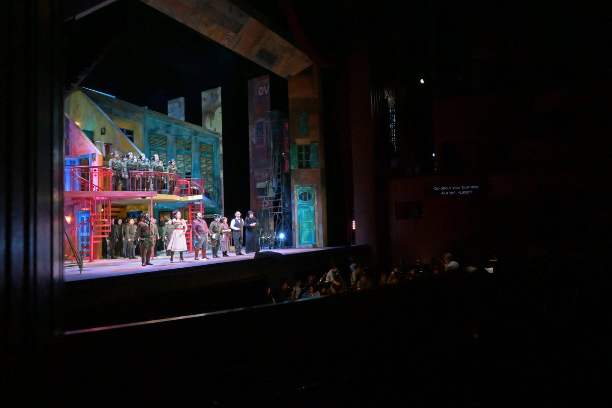 nntt_opera's tweet photo. 『セビリアの理髪師』も開幕間近！今日は最終舞台稽古、オーケストラピットに入っているのはコッラード・ロヴァーリス指揮東京フィルハーモニー交響楽団です。ベルカント・オペラの名手ロヴァーリスのリードで、湧き立つような極上の音楽が続きます。脇園彩、ロベルト・ディ・カンディア、ローレンス・ブラウンリー、ジュリオ・マストロトータロ、妻屋秀和と、歌手たちも鉄板！超絶技巧の応酬も、チェンバロやギターとの掛け合いも贅沢そのもの。幸せいっぱいの快演、明後日25日（日）開幕です。
#セビリアの理髪師 #新国立劇場 #東京フィルハーモニー交響楽団 #東京フィル #脇園彩