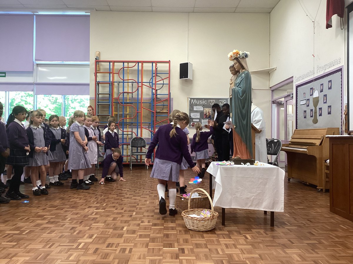 ROMCATSMM's tweet photo. Tuesday at SMM we celebrated with Procession &amp; service, the Crowning of Mary. We were delighted to be joined by Fr Joseph &amp; Fr Chris but also Fr Antonio, the Superior General &amp; Father Ken all the way from Rome, just a stone's throw from the Vatican.@RomeroCAT1  @SalfordDiocese https://t.co/3SpM6cBaa7
