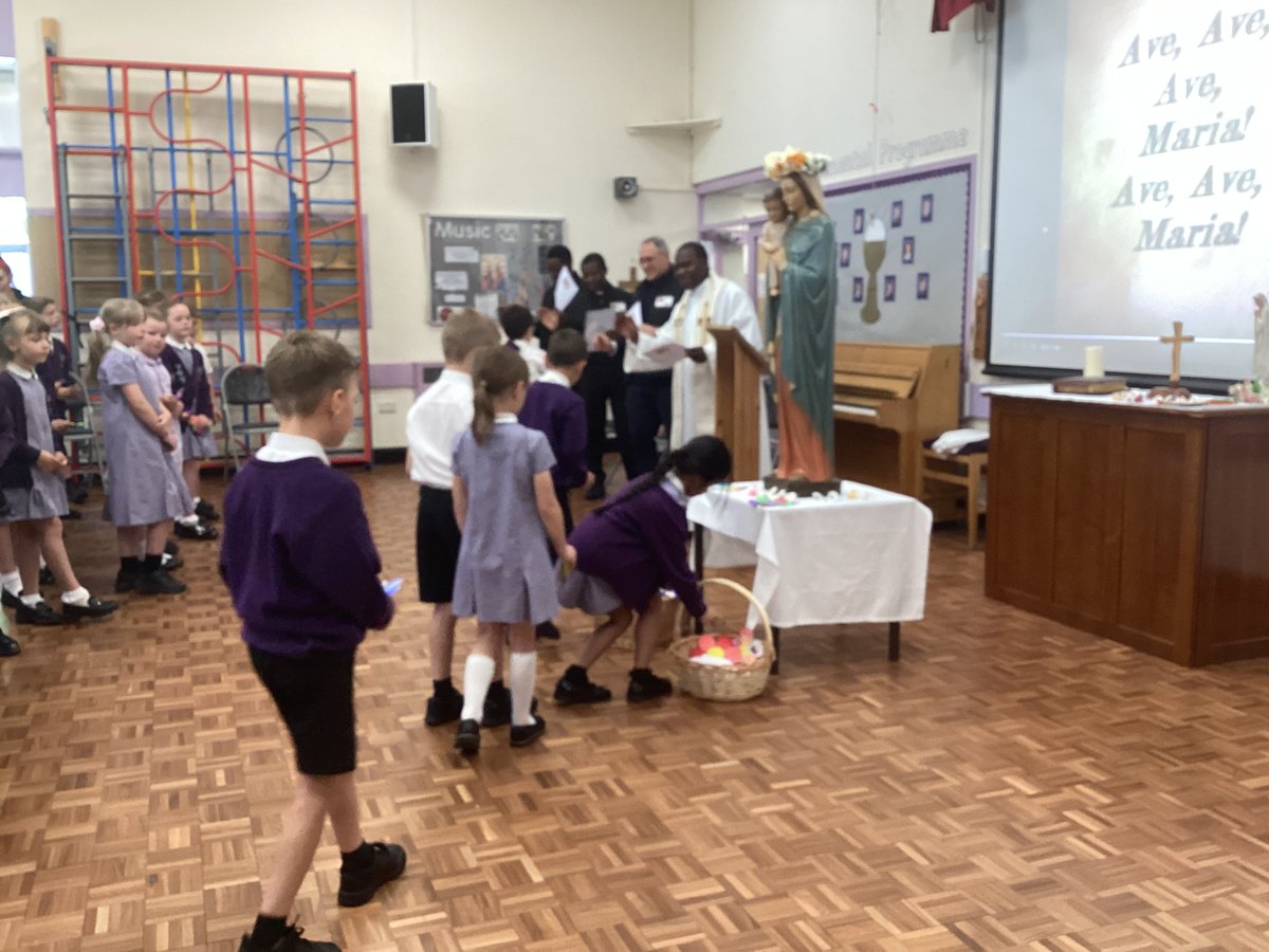 ROMCATSMM's tweet photo. Tuesday at SMM we celebrated with Procession &amp; service, the Crowning of Mary. We were delighted to be joined by Fr Joseph &amp; Fr Chris but also Fr Antonio, the Superior General &amp; Father Ken all the way from Rome, just a stone's throw from the Vatican.@RomeroCAT1  @SalfordDiocese https://t.co/3SpM6cBaa7