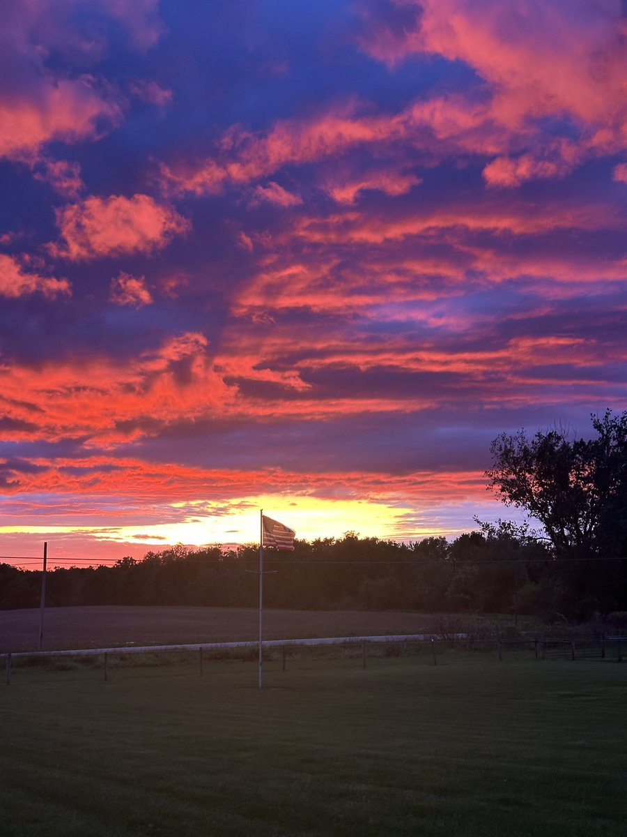 Such a beautiful sunset last night over the farm Thanks for sharing <a href="/AndrewWSYX6/">Andrew Buck Michael</a> and <a href="/wsyx6/">WSYX ABC 6</a>   We’re glad there is no rain ☔️ today. #sunset