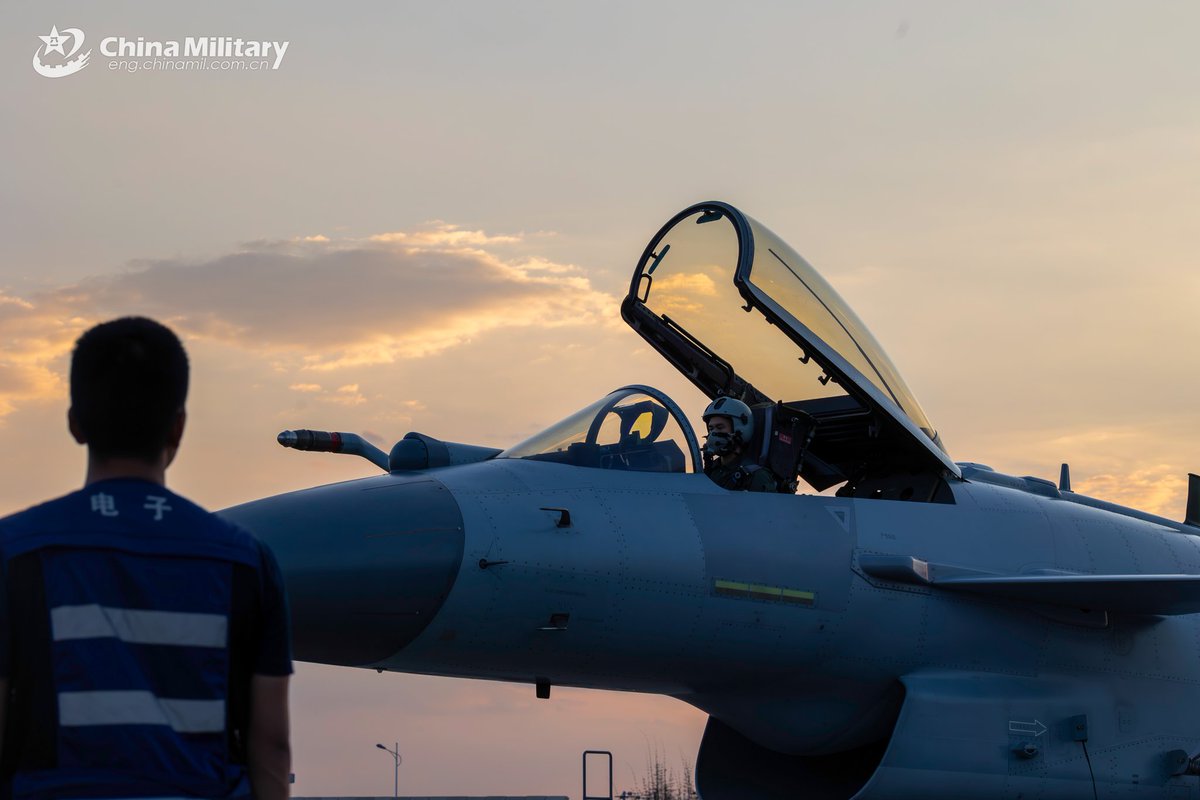 ChinaMilBugle's tweet photo. Flight Training: #Photos show #J10 fighter jets attached to an aviation unit with the #airforce under Chinese #PLA #SouthernTheaterCommand engaging in a round-the-clock flight training exercise. #Chinamilitary https://t.co/3GWAtVAd8K