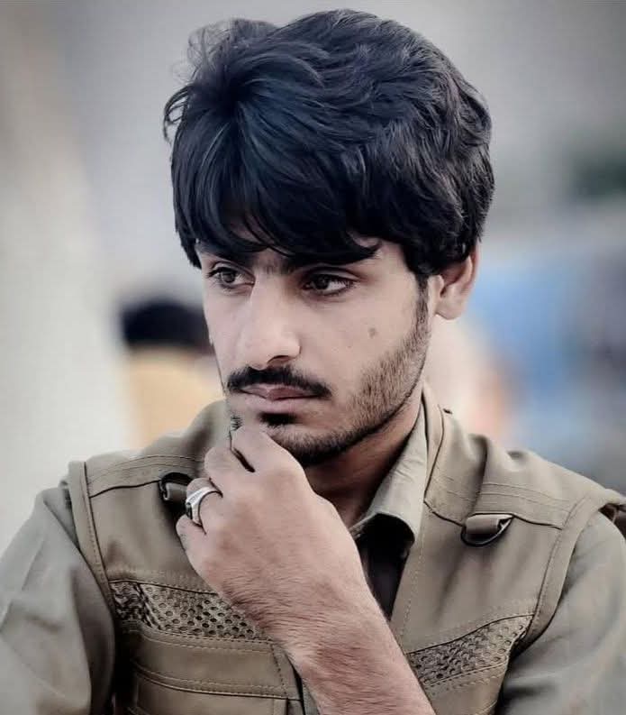 گزشتہ رات 2 سے 3 بجے کے وقت پاکستانی خفیہ ایجنسی ISI کے اہلکاروں نے کوئٹہ سے سترہ سالہ ایمل بلوچ ولد اورنگزیب بلوچ کو ان کے گھر سے اٹھا کر جبری لاپتہ کردیا۔ ایمل بلوچ اور انکی چھوٹی بہن فاطمہ بلوچ کل تک دوسرے بلوچ لاپتہ افراد کے لیے آواز اٹھاتے تھے۔  
 
#StopBalochGenocide