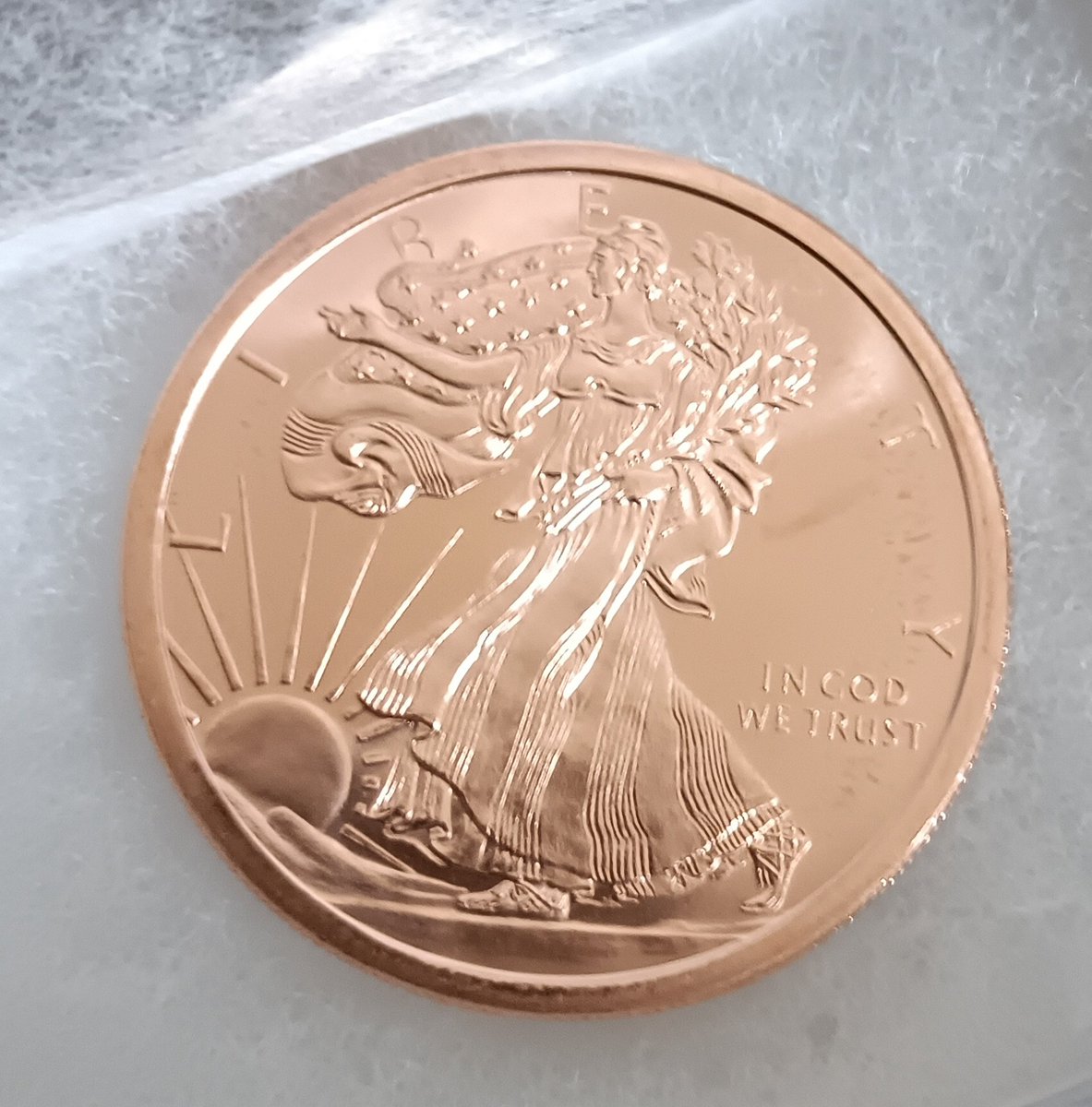 SilverBerserker's tweet photo. 1オンス銅
アメリカンイーグル
実物すっごいキレイ
♯銅貨 https://t.co/gFMBxhwl2B