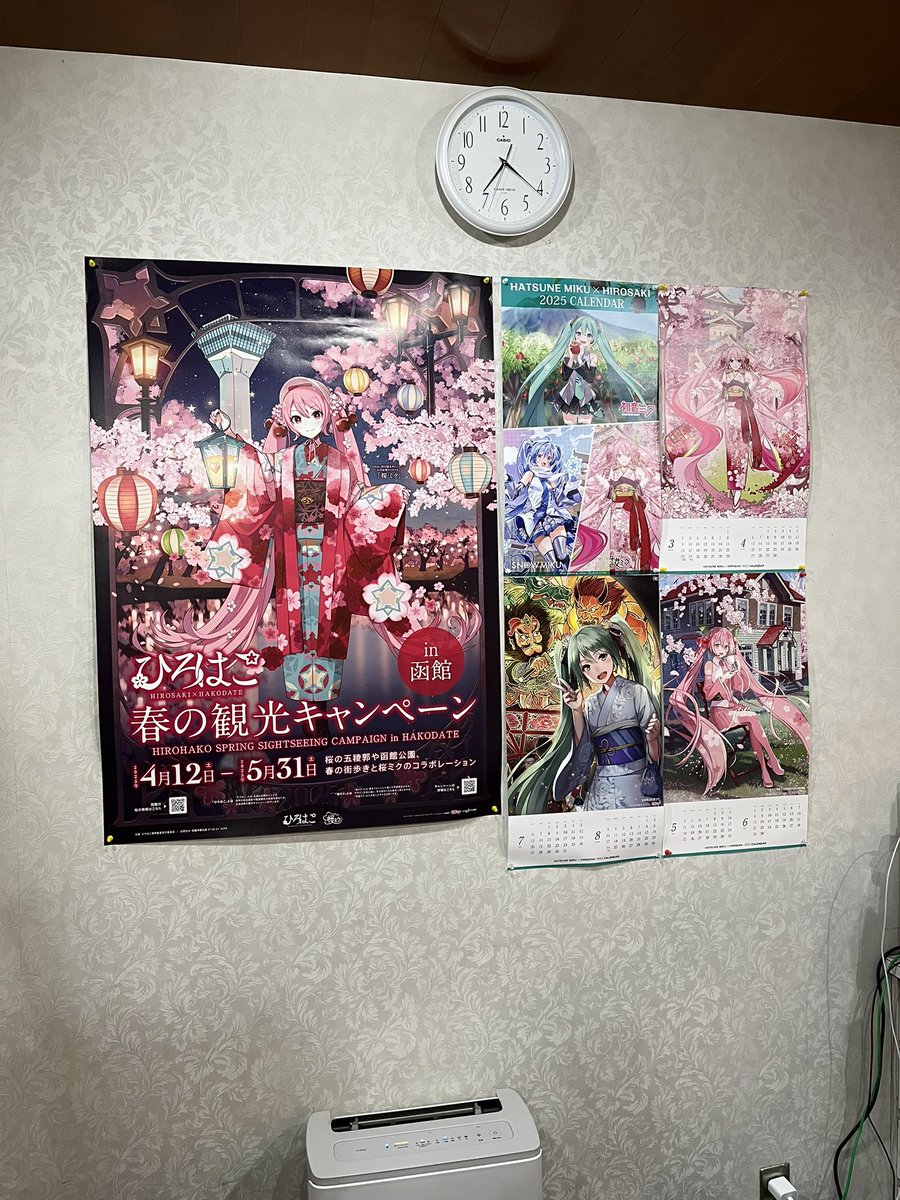 月2回更新無理でした～😂約3ヶ月振りの更新です🥺今回は宿泊者様からご提供頂き約3年、ショーケースの中で着々と育ってまいりました～💃✨函館市と弘前市共同の #桜ミク #雪ミク　両イベントが時期になると行われています😊写真を取りに寄るだけでもお気軽にお立ち寄り下さい～✨