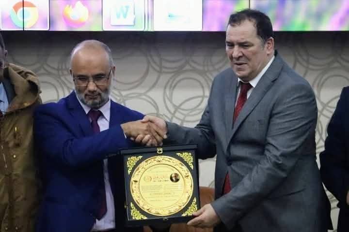 Les300rik1's tweet photo. لا توجد الصدفة ابدا 
لا توجد النية ابدا 
كل شئ محسوب و بدقة 
وزير الاتصال يكرم الأستاذ الباحث اوحمنة الحاج دواق عضو مجموعة مؤمنون بلا حدود الإماراتية للديانة الإبراهيمية الشيطانية 😂 https://t.co/wJW11vTmKY
