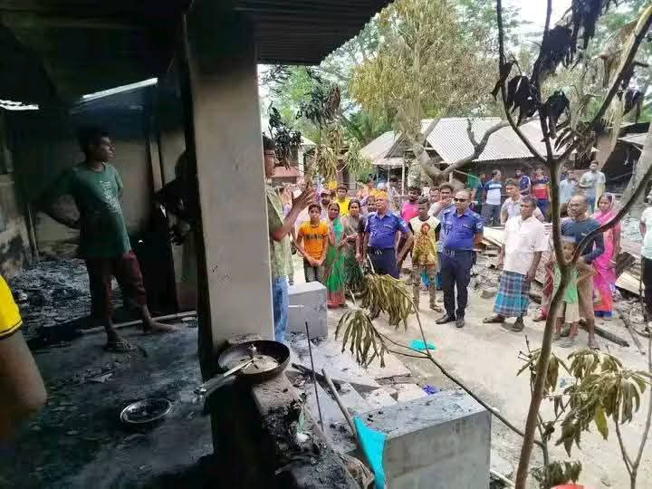 HinduVoice_in's tweet image. Horrific news of anti-Hindu violence is coming in from #Bangladesh.

Yesterday night, in #Jessore district, Islamists attacked homes of the Hindu minorities. 

Houses were vandalized, looted and set ablaze. Also temples were not spared. 

We have received information from the