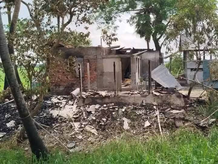 HinduVoice_in's tweet image. Horrific news of anti-Hindu violence is coming in from #Bangladesh.

Yesterday night, in #Jessore district, Islamists attacked homes of the Hindu minorities. 

Houses were vandalized, looted and set ablaze. Also temples were not spared. 

We have received information from the