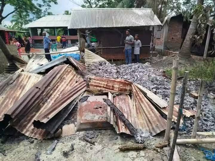 HinduVoice_in's tweet image. Horrific news of anti-Hindu violence is coming in from #Bangladesh.

Yesterday night, in #Jessore district, Islamists attacked homes of the Hindu minorities. 

Houses were vandalized, looted and set ablaze. Also temples were not spared. 

We have received information from the