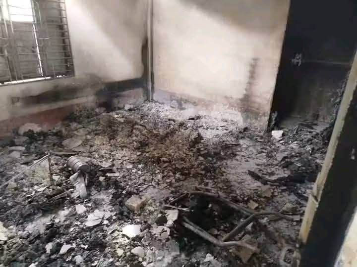 HinduVoice_in's tweet image. Horrific news of anti-Hindu violence is coming in from #Bangladesh.

Yesterday night, in #Jessore district, Islamists attacked homes of the Hindu minorities. 

Houses were vandalized, looted and set ablaze. Also temples were not spared. 

We have received information from the