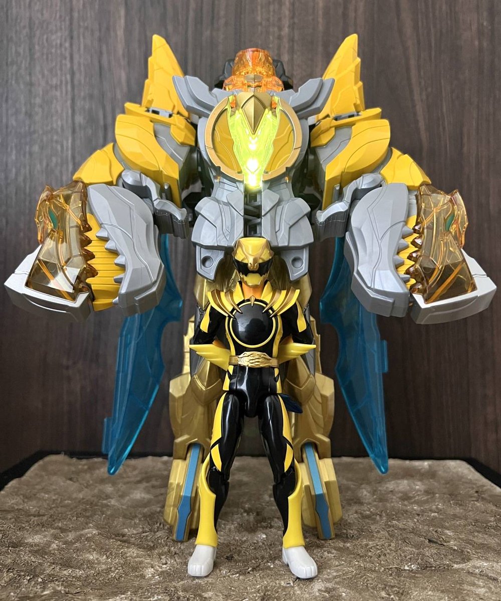 bandai_sentai's tweet photo. (今日の放送を見た皆々様...テガソード様の神棚を作るのです...テガソード様のご加護があらんことを...)

https://t.co/v4VZ39Hu0t

#ゴジュウジャー
#カーレンジャー https://t.co/eJgAgZoT9H