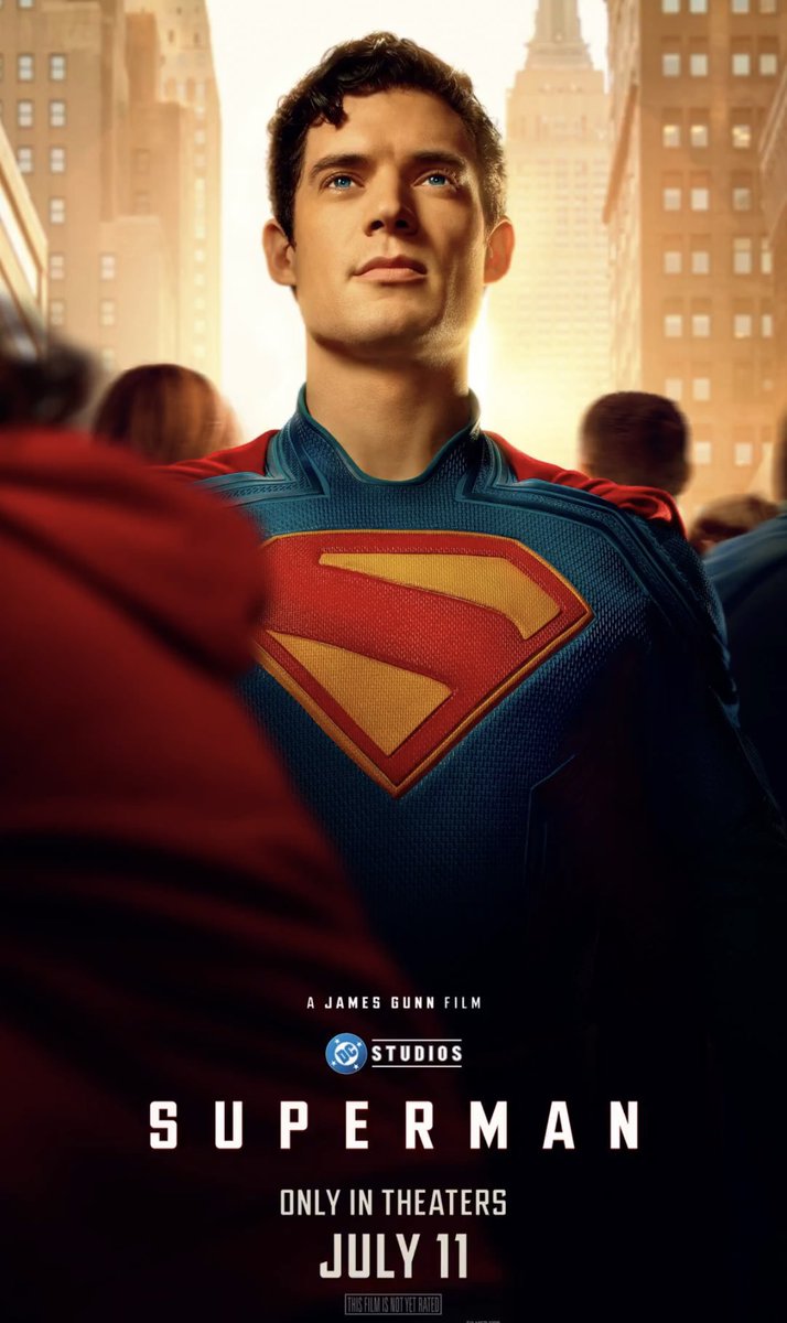 Como o gun conseguiu estragar o super assim? Traje horrível, esse símbolo parece tudo menos o do super! E essa imagem?  Não passa a imponência que o super tem! Lastimável!!! #Superman