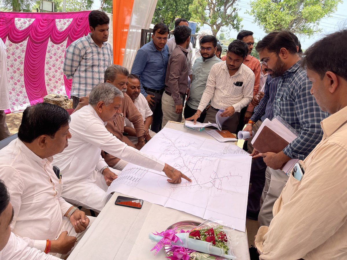 kunvarjibavalia's tweet photo. બનાસકાંઠાના પાલનપુર તાલુકાના પ્રવાસ નિમિત્ત ગઢ ગામની મુલાકાત લઈ અહીં ચાલતી ગઢ બ્રાન્ચ કેનાલની મજબૂતીકરણ કામગીરીનું નિરીક્ષણ કર્યું. તેમજ આ પ્રગતિશીલ કાર્યને ચોમાસા પૂર્વે પૂર્ણ કરવા અધિકારીઓને સૂચનો કર્યા. https://t.co/PrDWUJWvnn