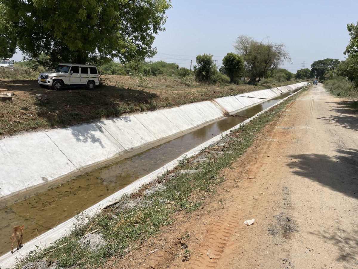 kunvarjibavalia's tweet photo. બનાસકાંઠાના પાલનપુર તાલુકાના પ્રવાસ નિમિત્ત ગઢ ગામની મુલાકાત લઈ અહીં ચાલતી ગઢ બ્રાન્ચ કેનાલની મજબૂતીકરણ કામગીરીનું નિરીક્ષણ કર્યું. તેમજ આ પ્રગતિશીલ કાર્યને ચોમાસા પૂર્વે પૂર્ણ કરવા અધિકારીઓને સૂચનો કર્યા. https://t.co/PrDWUJWvnn