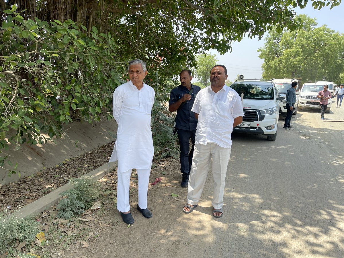 kunvarjibavalia's tweet photo. બનાસકાંઠાના પાલનપુર તાલુકાના પ્રવાસ નિમિત્ત ગઢ ગામની મુલાકાત લઈ અહીં ચાલતી ગઢ બ્રાન્ચ કેનાલની મજબૂતીકરણ કામગીરીનું નિરીક્ષણ કર્યું. તેમજ આ પ્રગતિશીલ કાર્યને ચોમાસા પૂર્વે પૂર્ણ કરવા અધિકારીઓને સૂચનો કર્યા. https://t.co/PrDWUJWvnn